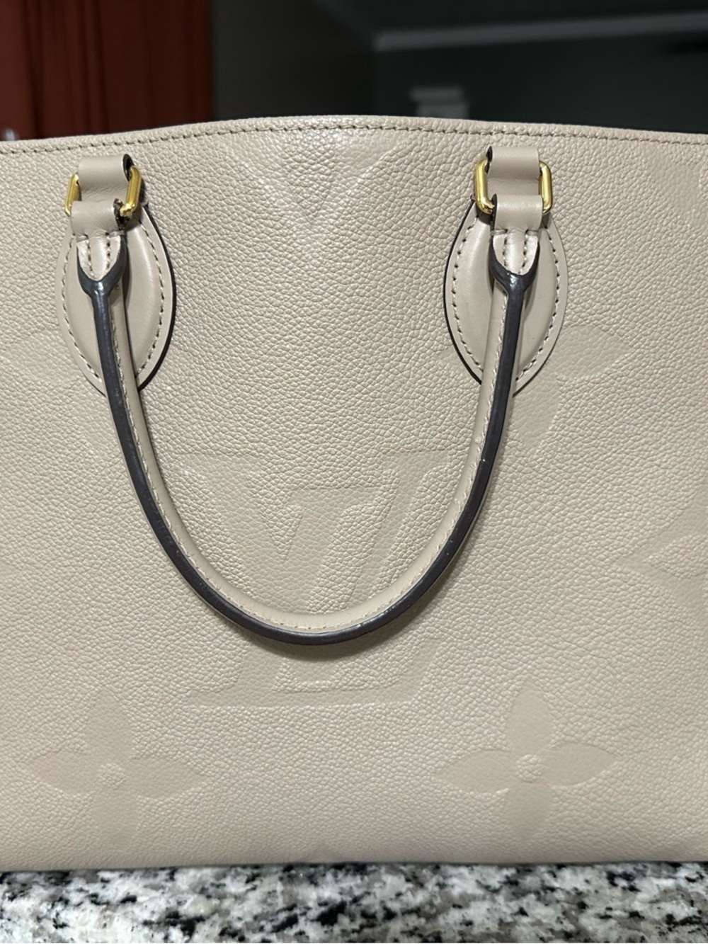 Louis Vuitton Onthego MM.  LV Light Beige Embossed Leather Tote - Picture 2 of 9